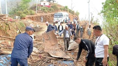 शनिबार साझ अाएकाे हावाहुरीले गेलुमा डेढ सय घरमा क्षेति