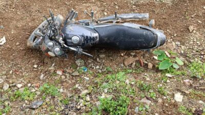 कांग्रेस उम्मेदवारकाे माेटरसाइकल माथि अाधा रातमा अाक्रणम