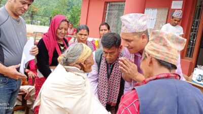 बृद्ध वृद्धालाई सम्मान
