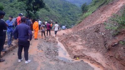 मन्थली खिम्ती सडक खण्ड पहिरोले अवरुद्ध