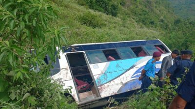 बस दुर्घटनामा १३ घाईते