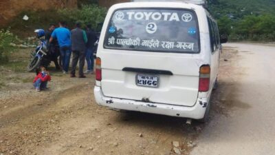 यात्रु लाई पैसा फिर्ता गराउदै प्रहरी