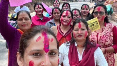 होलीको रमाईलो सगैं चुनाव प्रचारमा महिला व्यवसायी