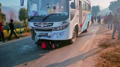 सिन्धुलीकाे बाेहाेरेटारमा यात्रुबाहक र माेटरसाइकल ठाेक्किदा दुइकाे मृत्यु