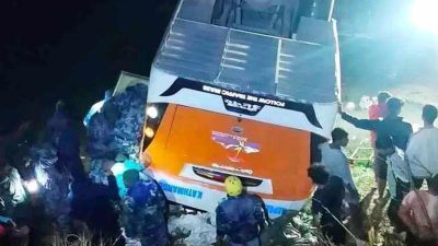 दाङको भालुवाङमा बस दुर्घटना हुदा १२ जनाकाे मृत्यु २३ घाईते