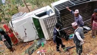 मन्थलीकाे ठाँटीमा बलेराे दुर्घटना २ काे मृत्युु १५ घाइते