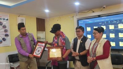 सगरमाथा आराेही श्रेष्ठलाई मन्थली नगरद्वारा सम्मान